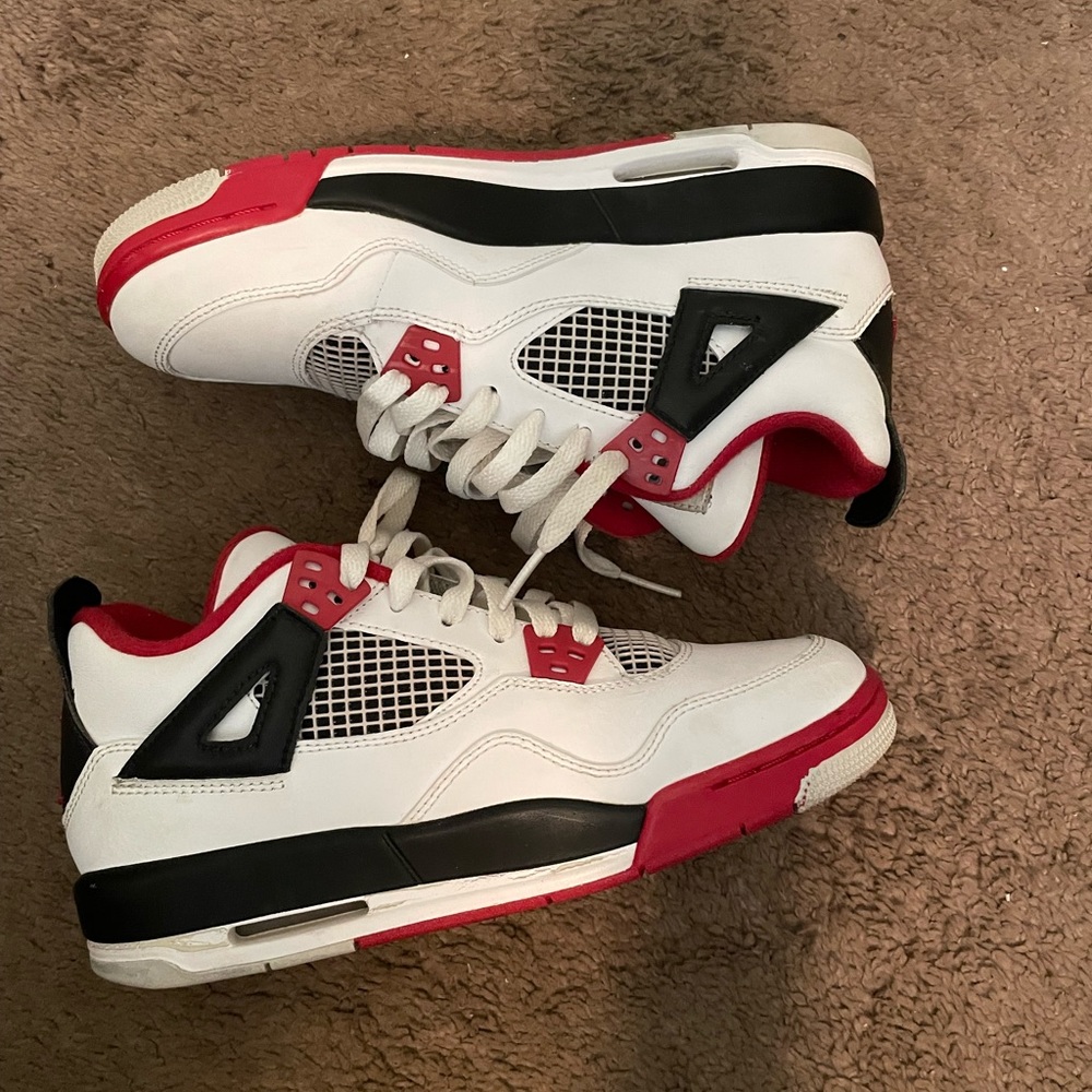 FIRE RED JORDAN 4
